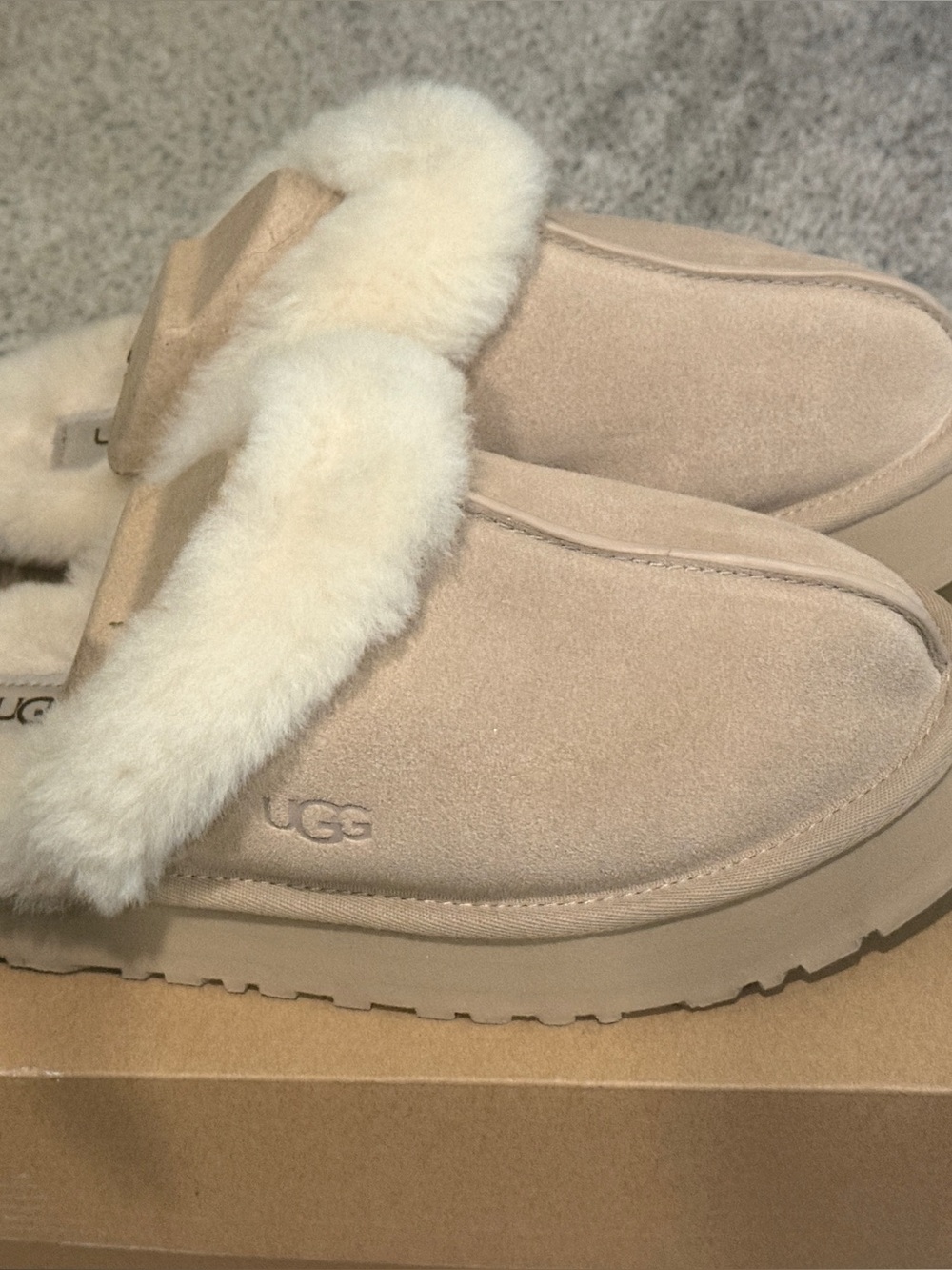 UGG Women's DISQUETTE - SAND, SIZE 8. Unworn
